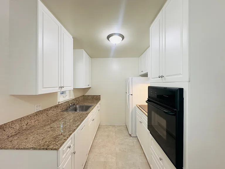 1311 Mills St — Photo 6