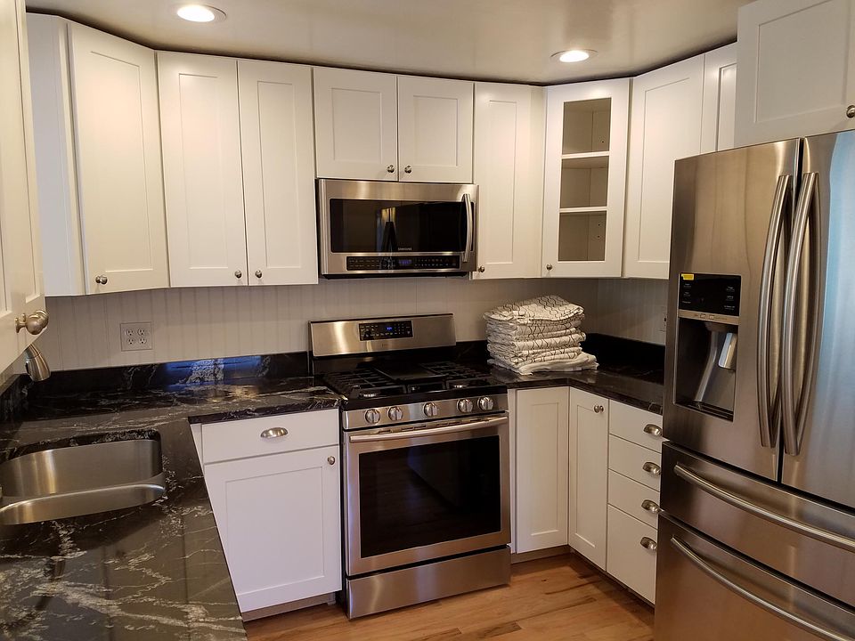 Kitchen, Shaker Cabinets, Granite Counters, Stainless Appliances