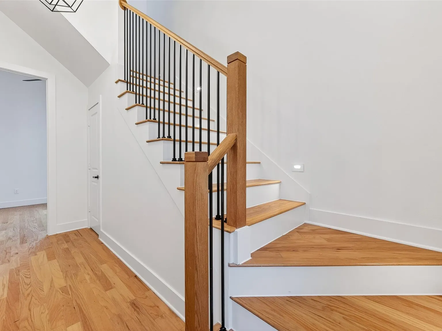 3 bed, 3.5 bath, 1869 sqft, $2,700 — Photo 4