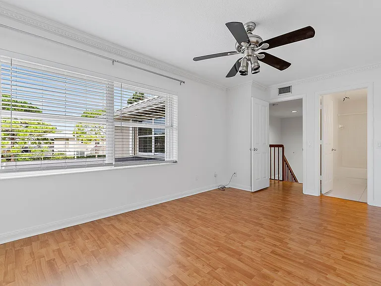 2406 SW Danbury Ln — Photo 6