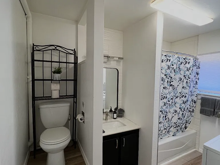 610 E 32nd St #B — Photo 5
