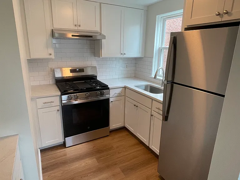 11 S Manor Rd — Photo 2