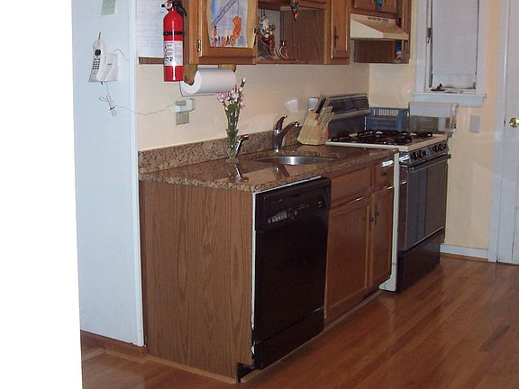 Kitchen with granite and hdwoods