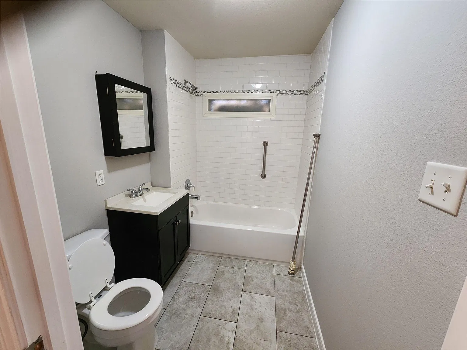 2 bed, 1.0 bath, 672 sqft, $900 — Photo 3