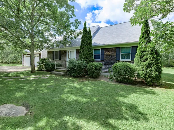 68 20th St S, Edgartown, MA 02539