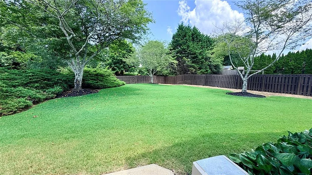 4 bed, 2.5 bath, 2600 sqft, $3,400 — Photo 4