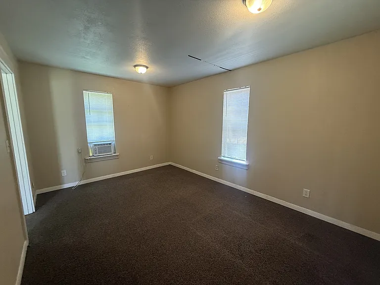 302 1/2 S Burleson St — Photo 8