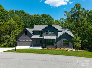 611 Crystal Heights Dr, Hendersonville, NC 28739
