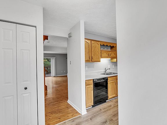 3rd image of 3027 Estate Dr
