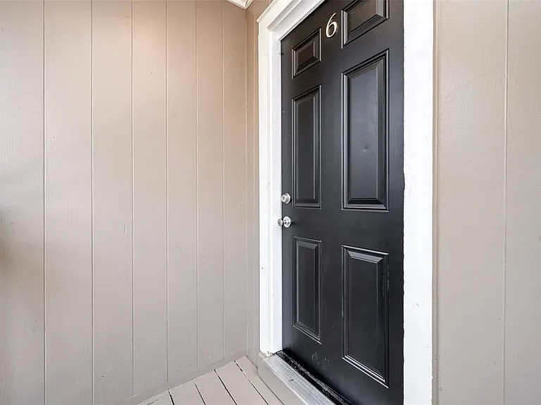 1747 Wroxton Ct #6 — Photo 2