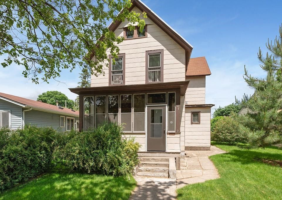 Two story, St Paul charmer