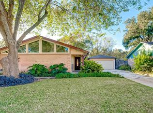 1522 Hollybush Dr, Sugar Land, TX 77498
