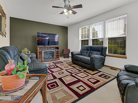 3rd image of 1806 Crestview Dr