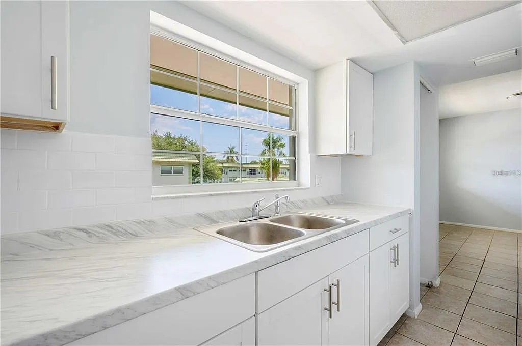 1 bed, 1.0 bath, 642 sqft, $1,300 — Photo 3