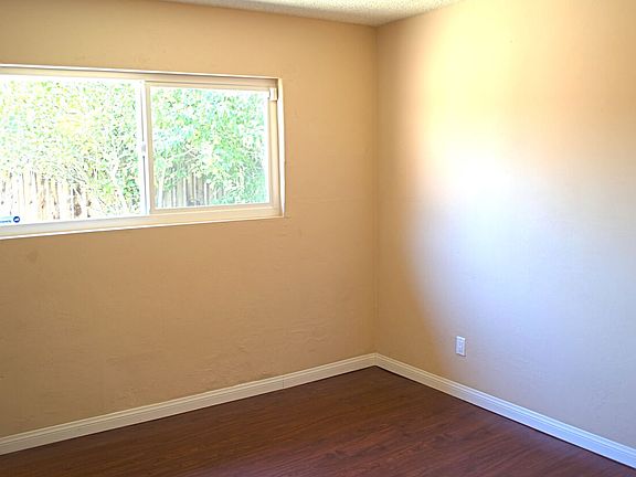 3rd image of 10712 Poplar St