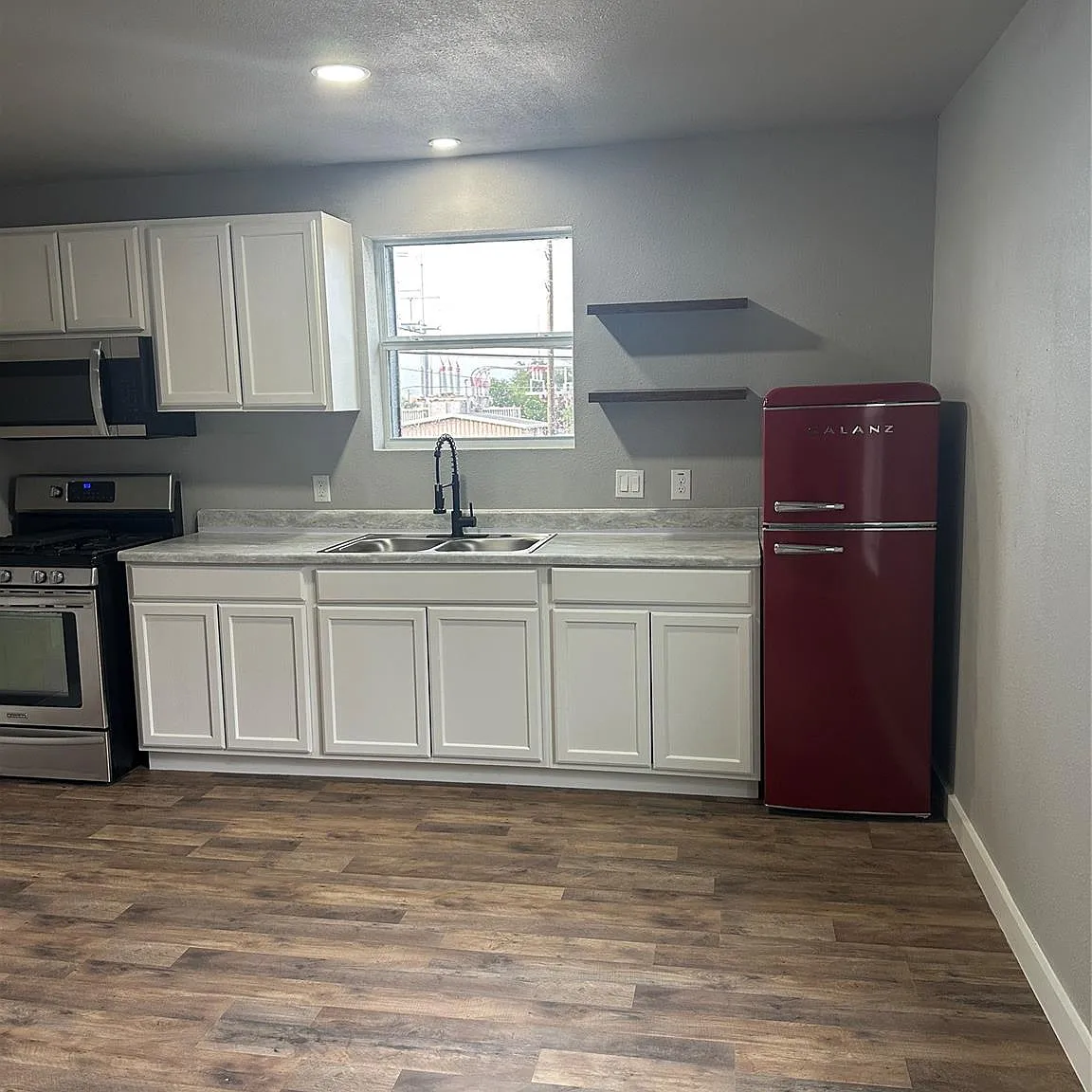 2 bed, 1.0 bath, 800 sqft, $1,350 — Photo 3