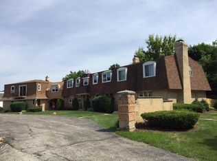 832 Village Quarter Rd APT 3, West Dundee, IL 60118