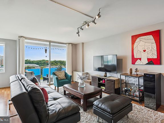3rd image of 10201 Grosvenor Pl APT 1221