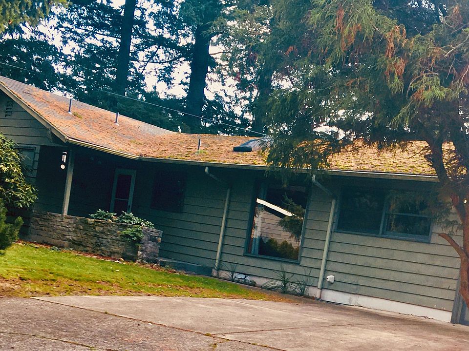 2nd image of 832 NE 131st Pl