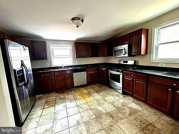 2nd image of 3516 Riviera St