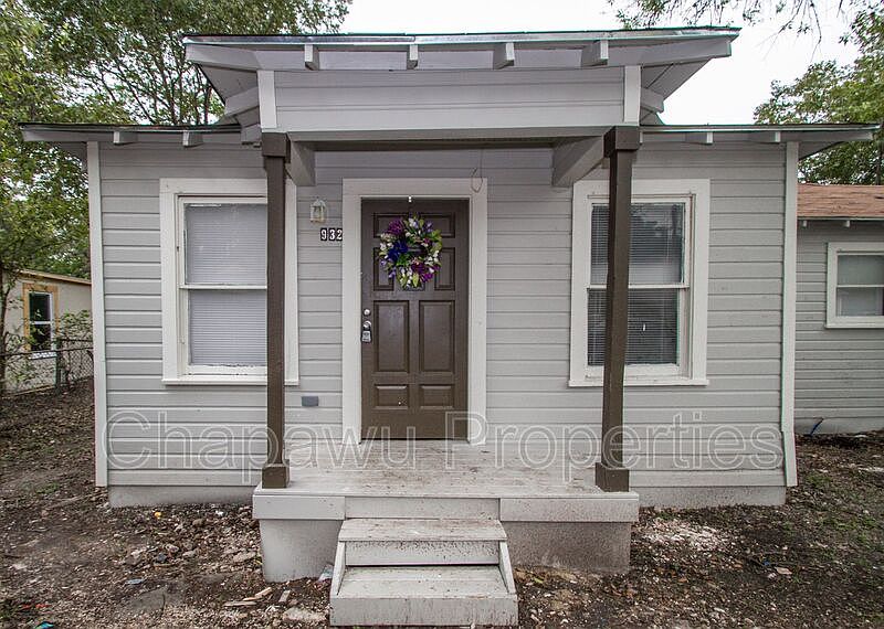 1st image of 932 Poinsettia St