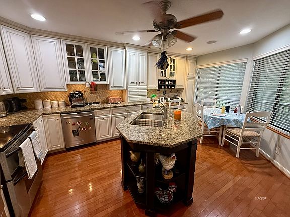 3rd image of 7027 Woodmere Dr