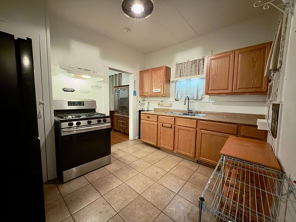 3rd image of 816 Aganier Ave