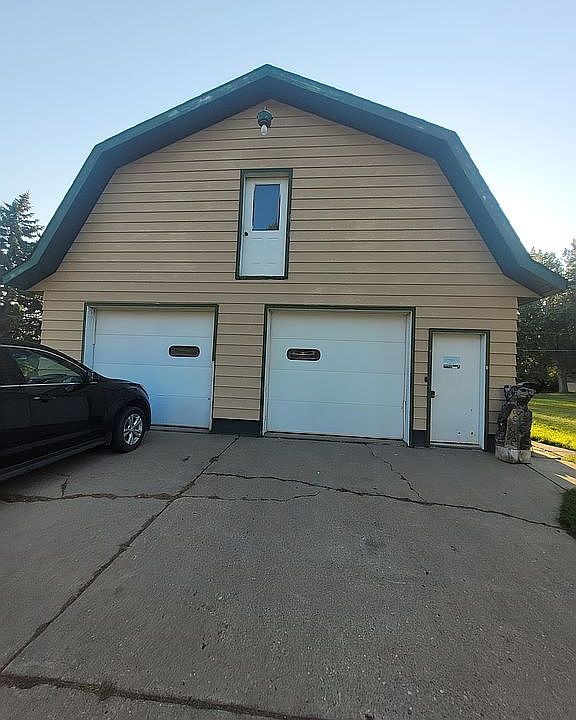 Barn shaped shop, has an ups