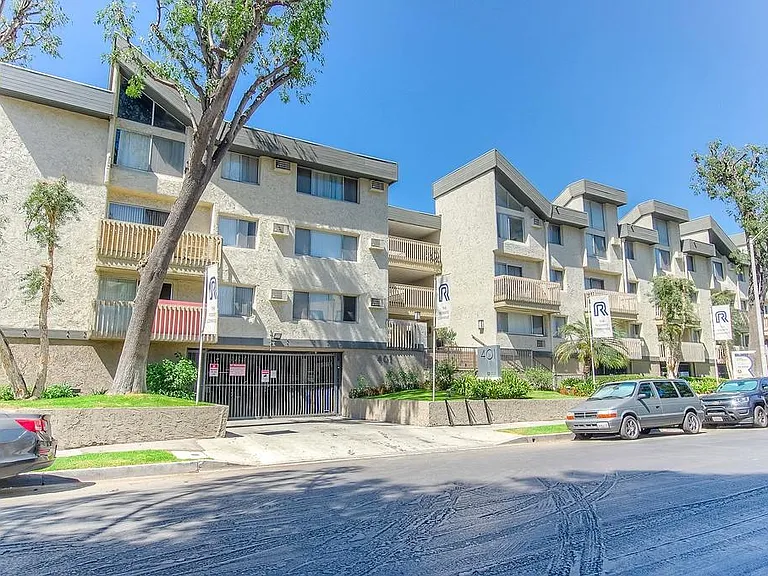 401 S Hoover — Photo 20