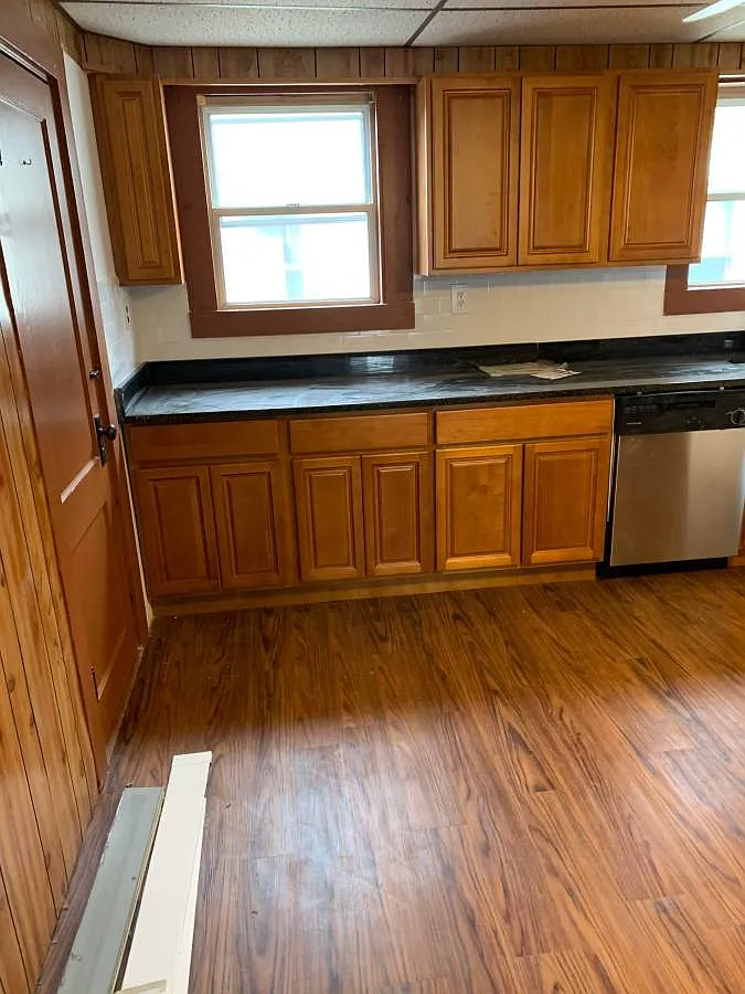 4 bed, 9999 sqft, $4,000 — Photo 2