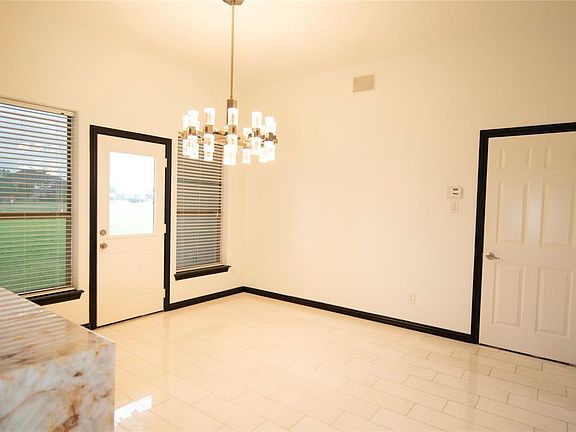 5th image of 211 Royal Lakes Blvd