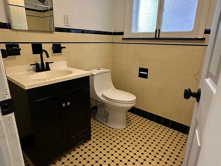 565 W Market St — Photo 47