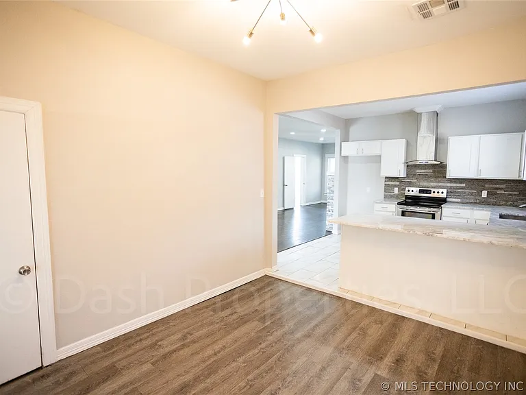 2604 E 7th St S — Photo 19
