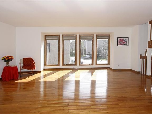 4th image of 937 W Essex Pl