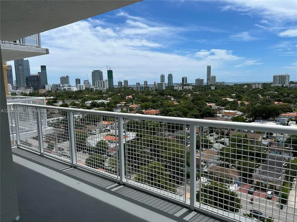 900 SW 8th St, Miami, FL