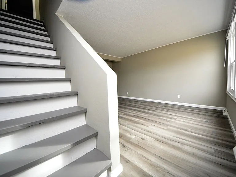 307 Granada Dr — Photo 2