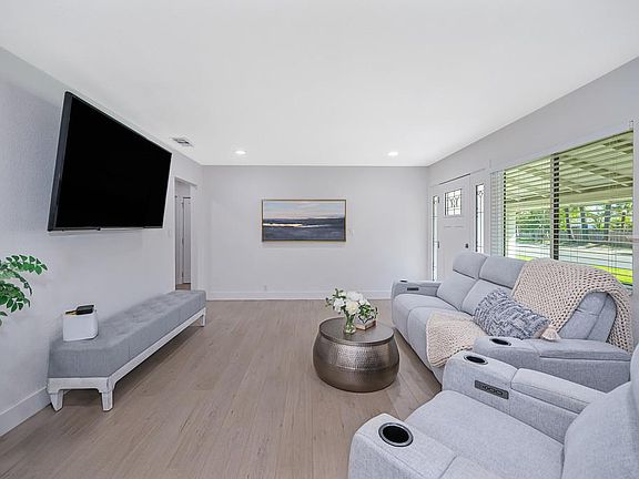 4th image of 3721 Whitney Ave