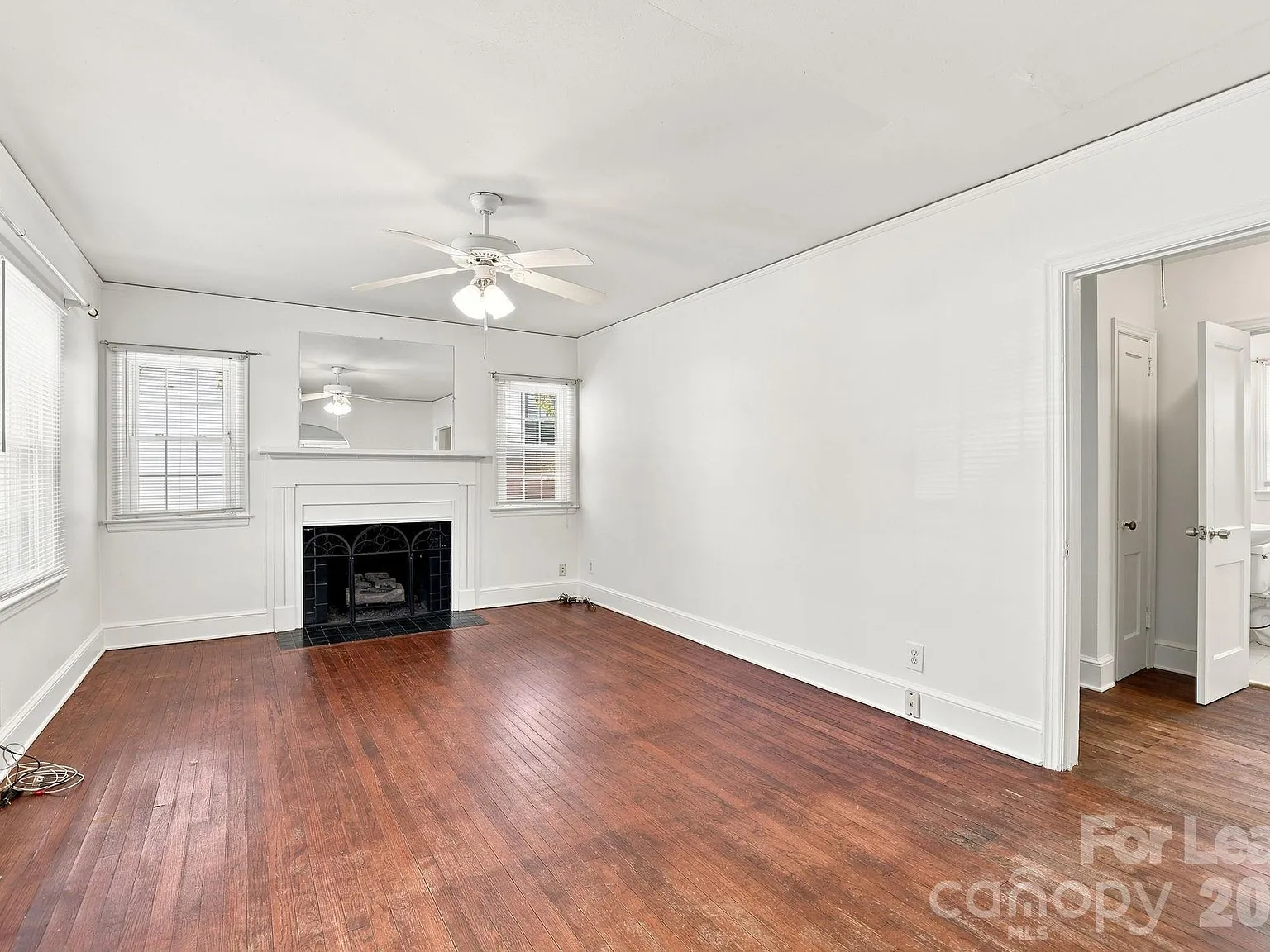 2 bed, 1.0 bath, 988 sqft, $2,400 — Photo 3