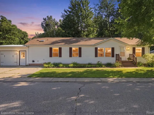 508 Bush Lake Ln, Smiths Creek, MI 48074