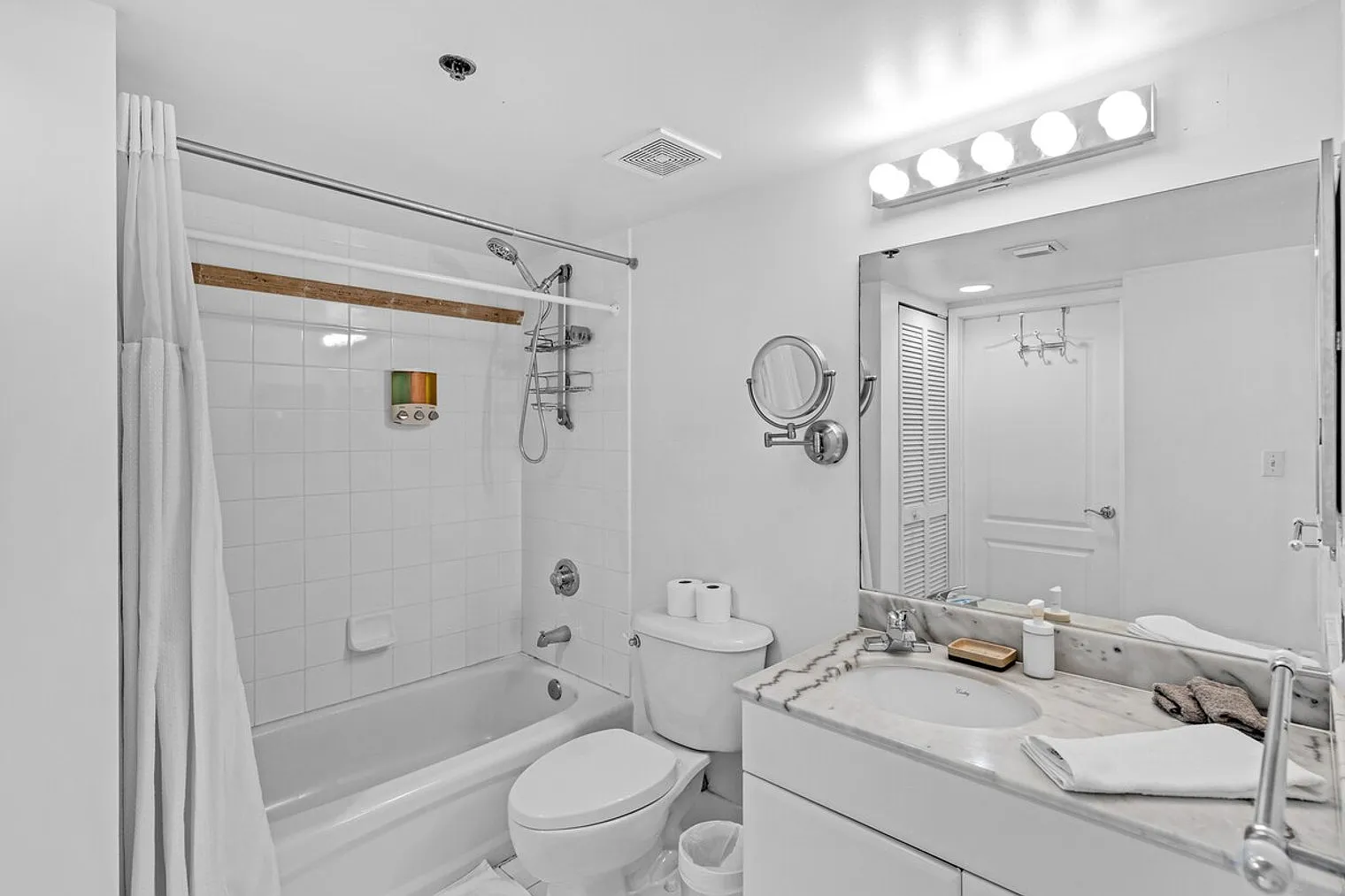 1 bed, 1.0 bath, 796 sqft, $4,392 — Photo 4
