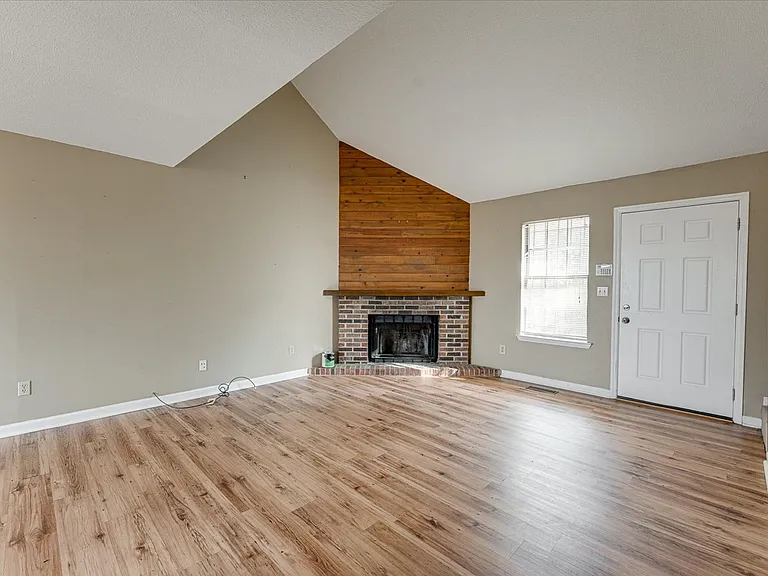 2115 Elder St — Photo 4