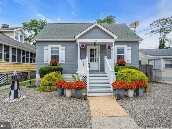 35 E Bayview Ave, Ocean Gate, NJ 08740