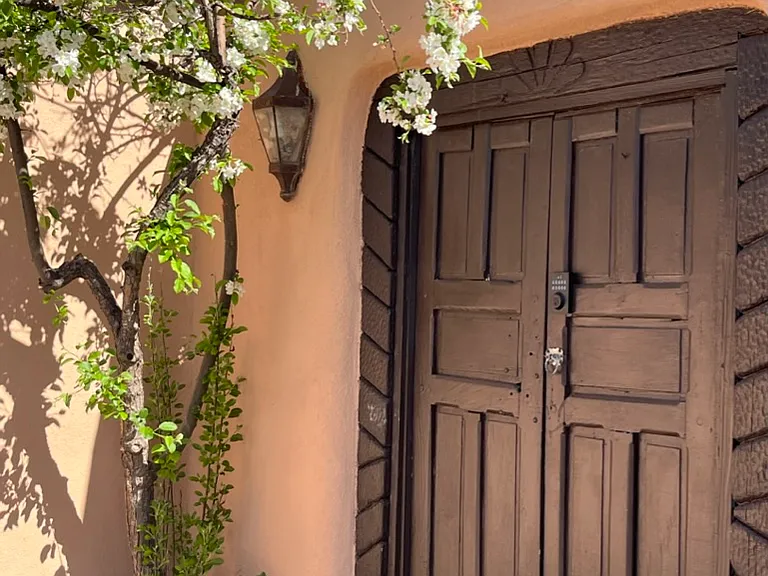 Private courtyard and direct acces from the parking spot.