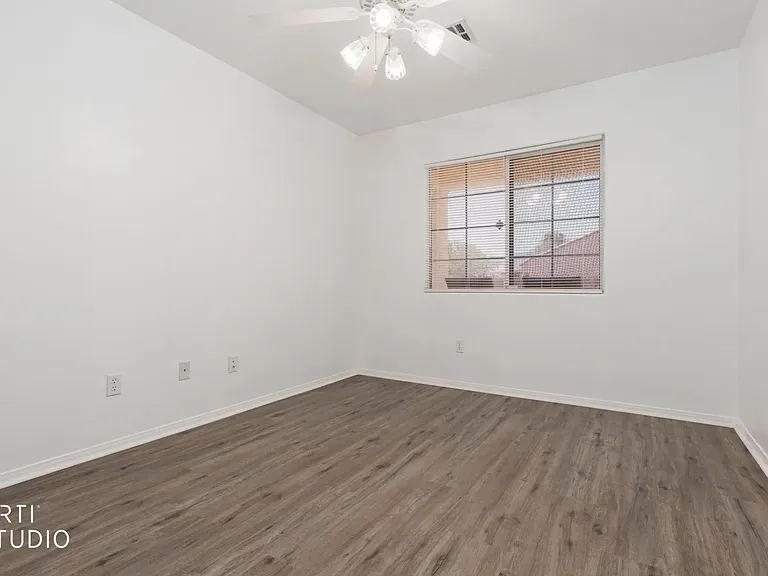 553 Emperor Ln — Photo 9