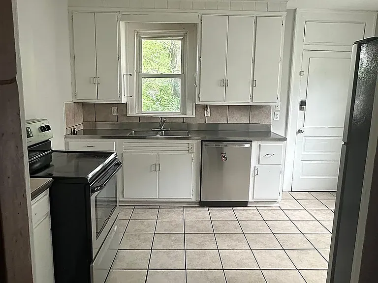 2483 Adams Ave #B — Photo 7