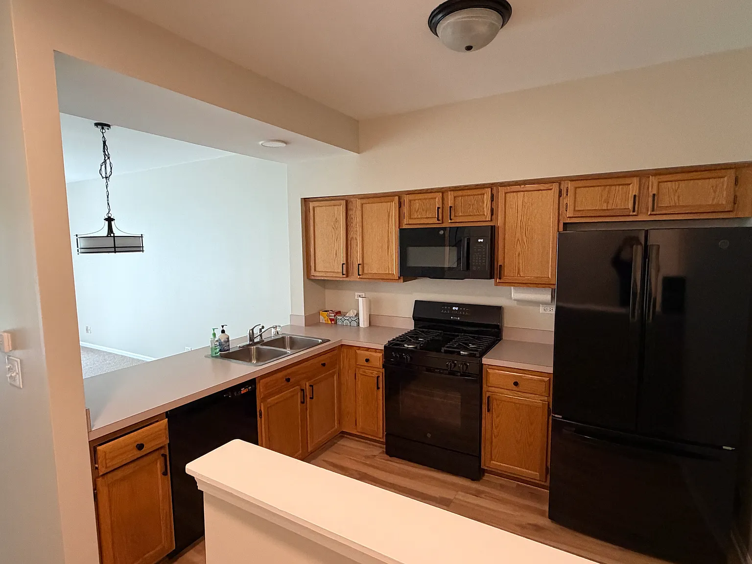 2 bed, 2.5 bath, 1300 sqft, $2,100 — Photo 4