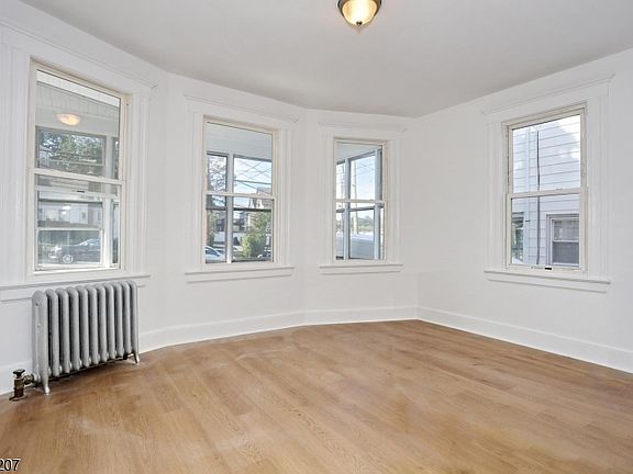 5th image of 267 Hoover Ave