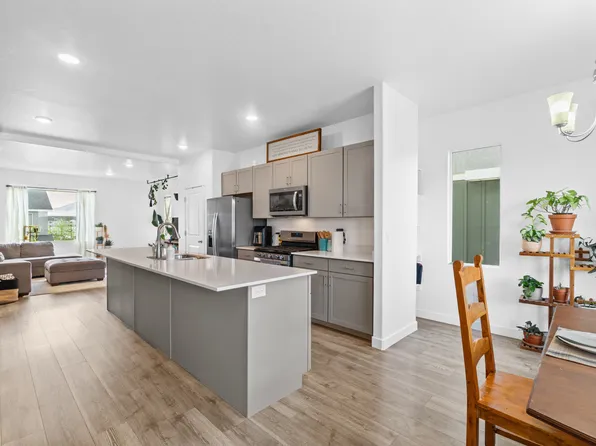 1083 E Waterway Ln, Saratoga Springs, UT 84045