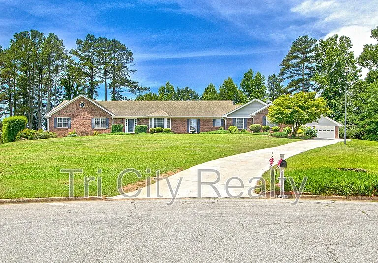 630 Hawthorne Pl — Photo 1