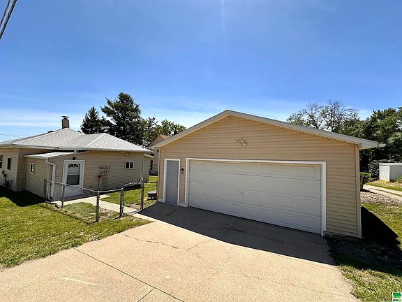 2nd image of 2741 Division St